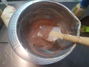 预留出来的面糊，加入一点可可粉。（这个随意，喜欢深色点可加多一点。）