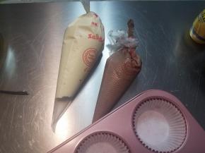 把可可面糊也装入裱花袋，马芬模具套上纸杯。