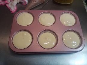 把面糊挤入纸杯里，轻轻一下震平。