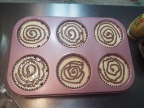 用可可面糊挤出圆圈。（忽略我手颤。。。。）