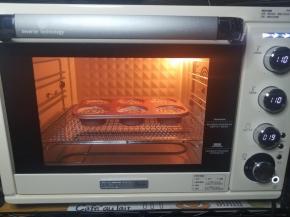 放入预热好的烤箱，110度烤8分钟，转115度烤12分，最后转140度烤18分钟。