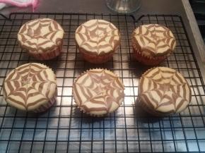 蛋糕出炉放晾晒网上晾凉。