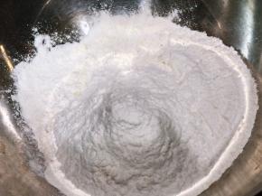 除油和盐外的其他材料放入面桶
