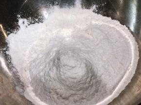 除油和盐外的其他材料放入面桶