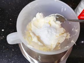 奶油奶酪加入细砂糖