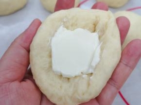 奶酪馅分成八份，面团中包入奶酪馅，然后送入密封环境进行发酵。（我在烤箱放入一碗40度左右的水，关上门进行发酵）