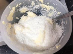 面包发酵时我们来准备椰蓉；黄油、糖打发后加入椰蓉和牛奶