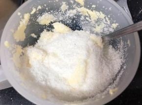 面包发酵时我们来准备椰蓉；黄油、糖打发后加入椰蓉和牛奶