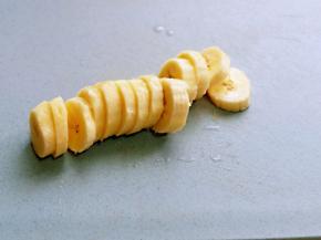 首先将香蕉去皮，切片。