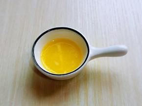 黄油隔水融化或者微波炉叮30秒。