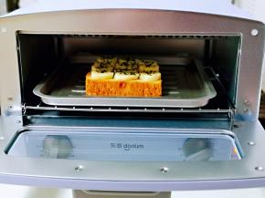 烤盘入烤箱中层，