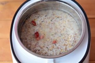 泡好的大米放在蒸网里面，放入锅体内，加入适量的清水