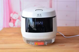 开启蒸饭模式，它是一键式的，开启以后，静等吃饭就可以了