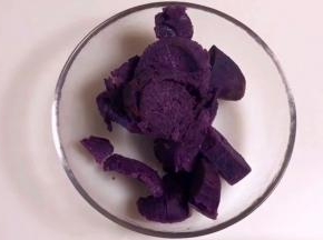 把3个紫薯去皮切块，蒸熟，放入一个大容器中。