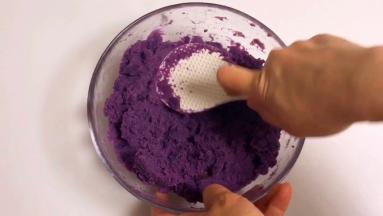 把紫薯碾成泥。