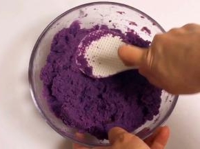 把紫薯碾成泥。