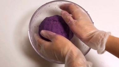 揉成一个颜色均匀的紫薯糯米团