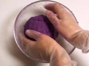 揉成一个颜色均匀的紫薯糯米团