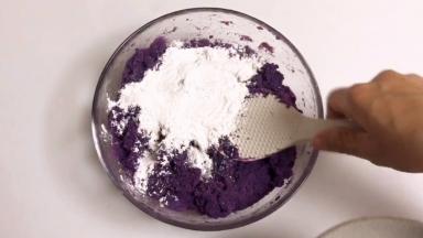 倒入25克糯米粉