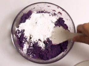 倒入25克糯米粉