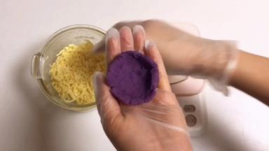 取25克一个的小紫薯团，揉圆按扁，捏成一个小碗的形状