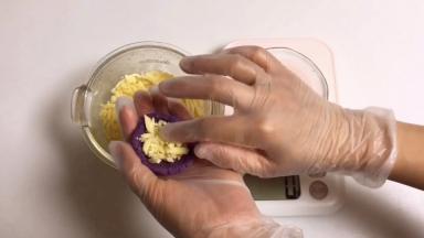 包入适量的马苏里拉奶酪丝