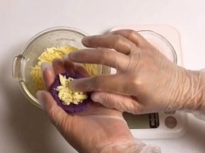 包入适量的马苏里拉奶酪丝