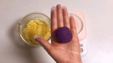 然后再揉成一个小圆球，芝心紫薯球就包好了。