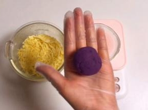 然后再揉成一个小圆球，芝心紫薯球就包好了。