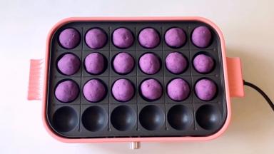 预热好后，把紫薯球放入烤制，因为烤盘是不粘材质，可以不放油，刷一层油也可以。