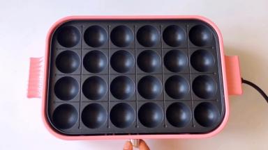 多功能锅放上丸子盘，开启预热。