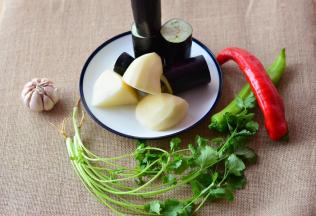 土豆切成小块，茄子切段备用