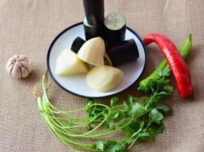 土豆切成小块，茄子切段备用