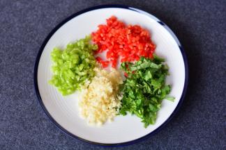 香菜、辣椒、大蒜全部切成末备用