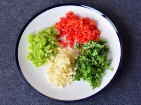 香菜、辣椒、大蒜全部切成末备用