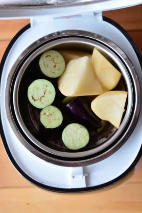 蒸网放在臻米养生锅里