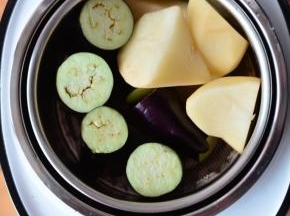 蒸网放在臻米养生锅里