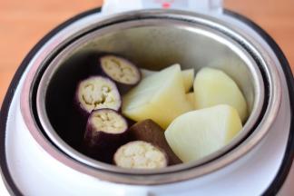 蒸好以后取出蒸网放至温热