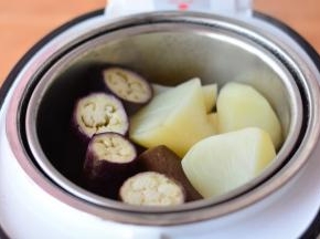 蒸好以后取出蒸网放至温热