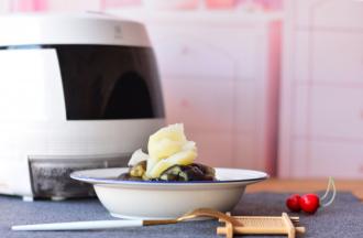 把土豆用勺子捣碎，茄子撕成小条，放在盘子里，酱油淋在土豆茄子上面，就可以食用了。