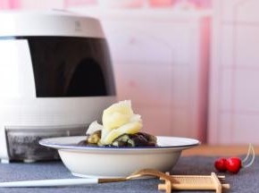 把土豆用勺子捣碎，茄子撕成小条，放在盘子里，酱油淋在土豆茄子上面，就可以食用了。