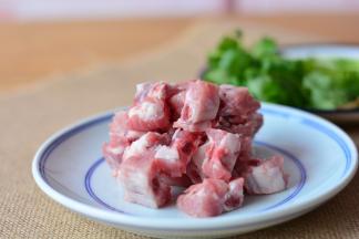 用水冲洗排骨，将它浸泡在清水中15分钟，然后沥干。