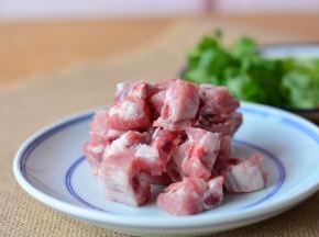 用水冲洗排骨，将它浸泡在清水中15分钟，然后沥干。