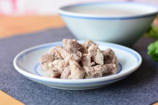 锅里入清水，加入排骨焯水，待表面变颜色捞出，沥干水分