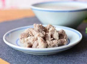 锅里入清水，加入排骨焯水，待表面变颜色捞出，沥干水分