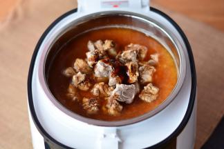 所有的食材全部放进臻米养生煲里面，加入足够的清水