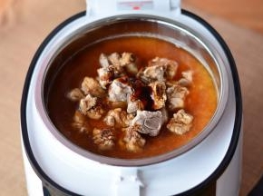 所有的食材全部放进臻米养生煲里面，加入足够的清水