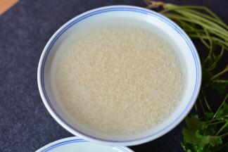 大米用清水泡15分钟，清洗干净