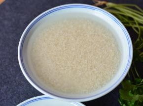 大米用清水泡15分钟，清洗干净