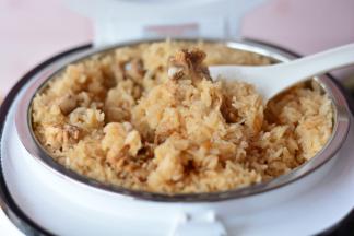 蒸好的米饭，肉嫩入味，超级好吃